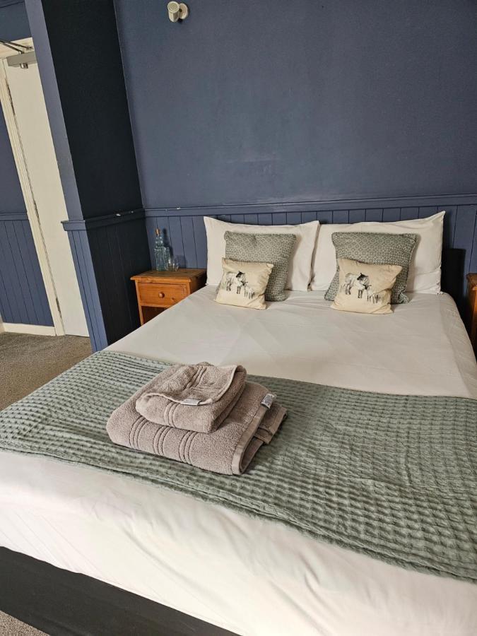 Dog And Partridge Inn Calne Extérieur photo