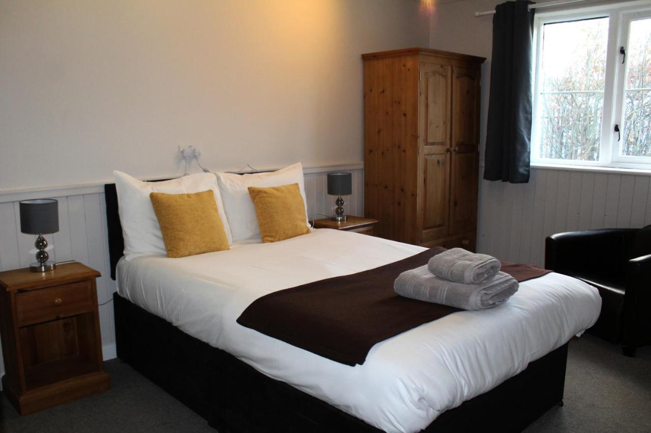 Dog And Partridge Inn Calne Extérieur photo